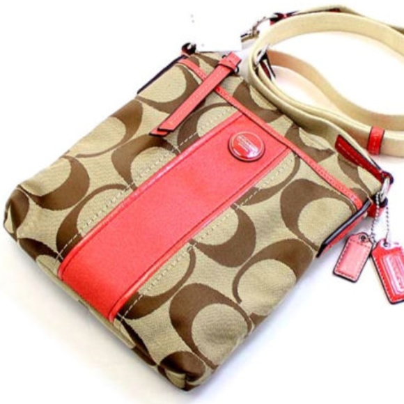 Coach Handbags - NEW COACH SIGNATURE SWINGPACK Crossbody